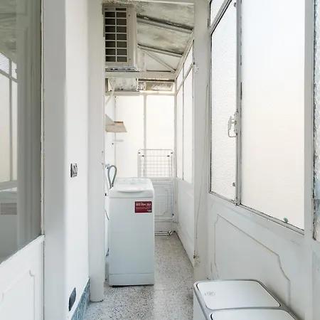 Guesthost - Modern Flat Near Darsena Apartmán